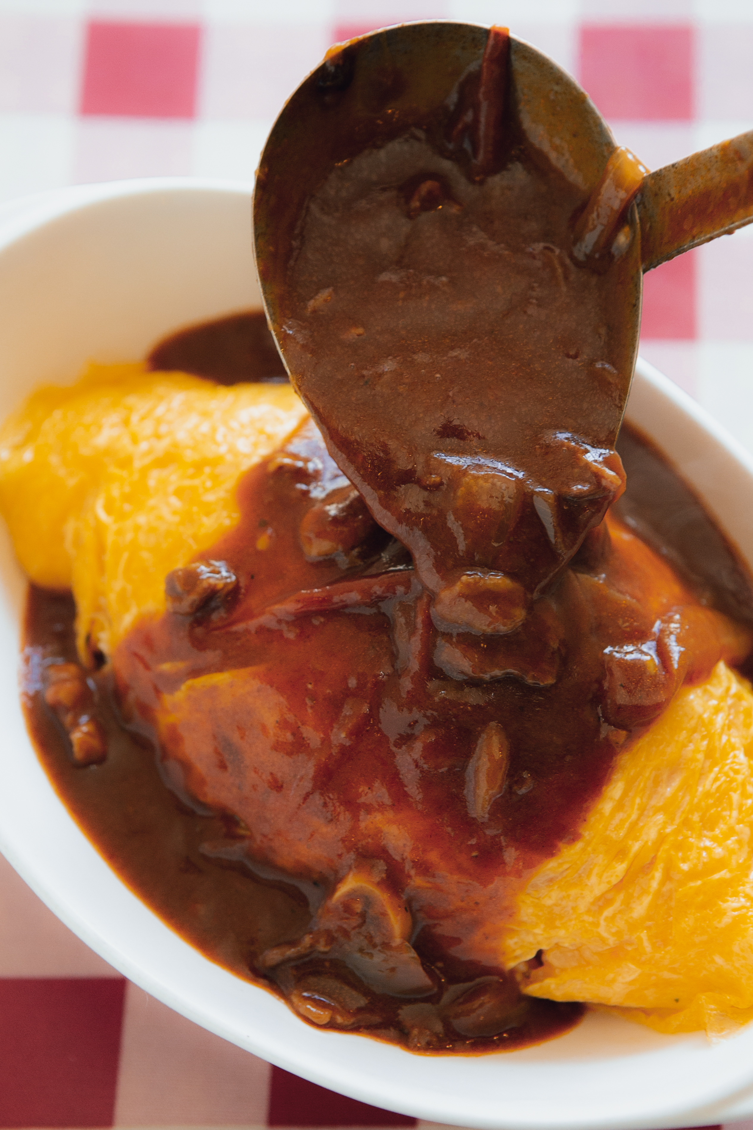 喫茶・洋食ふらいぱんの牛すじカレーオムライスの盛り付け