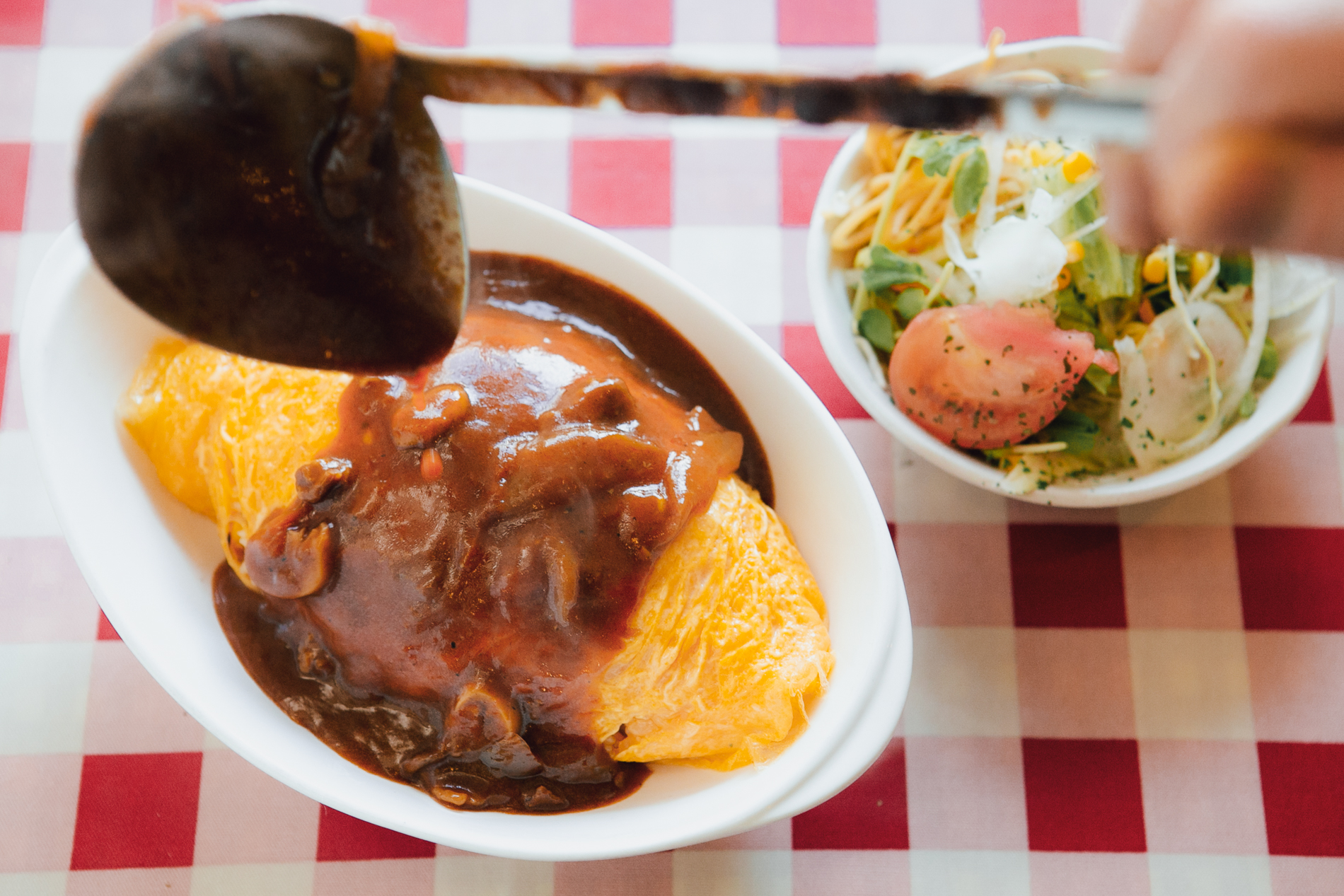 喫茶・洋食ふらいぱんの牛すじカレーオムライスの盛り付け